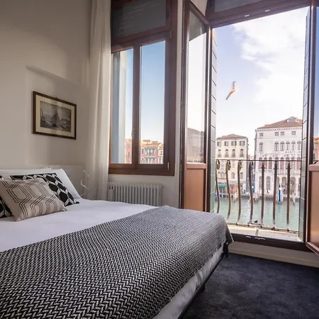 Design With Balcony On The Grand Canal R&r *