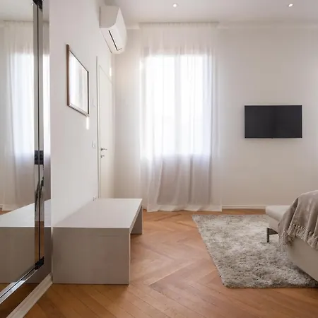Appartement Design With Balcony On The Grand Canal R&r *