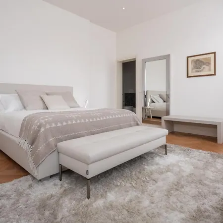 Apartment Design With Balcony On The Grand Canal R&r