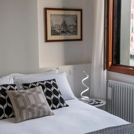 Design With Balcony On The Grand Canal R&r * Venice