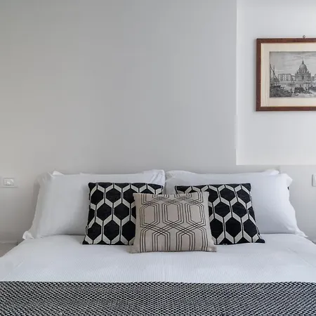 Design With Balcony On The Grand Canal R&r Venice