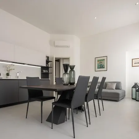 Design With Balcony On The Grand Canal R&r *