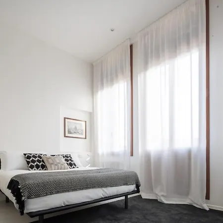 Design With Balcony On The Grand Canal R&r